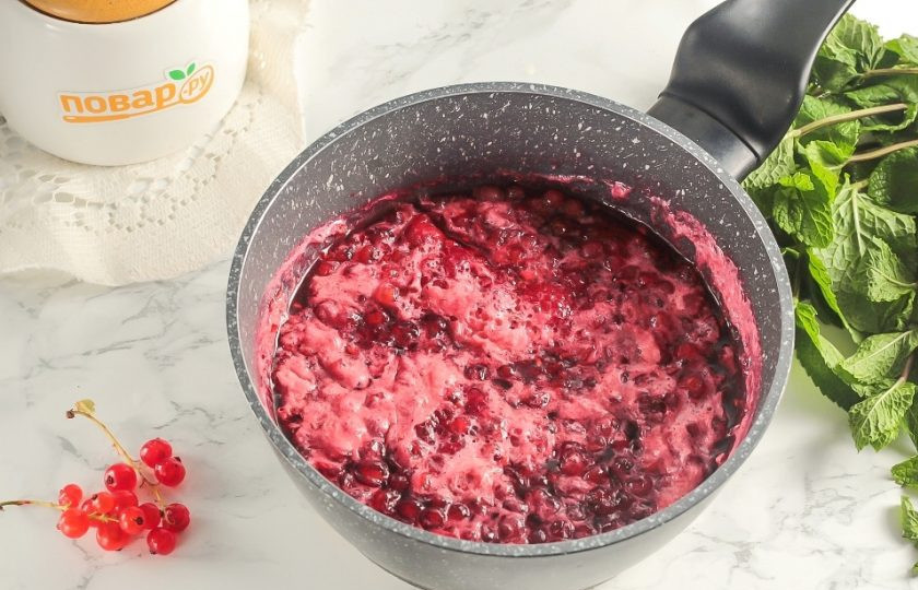 1. Этап. Джем из красной смородины и малины: Поместите емкость на плиту и отварите примерно 15 минут, не забывая помешивать. Удалите пену, остудите джем в течение 2 часов. Затем снова проварите 10 минут, помешивая. За это время ягоды утратят свою форму и зажелируют сироп.