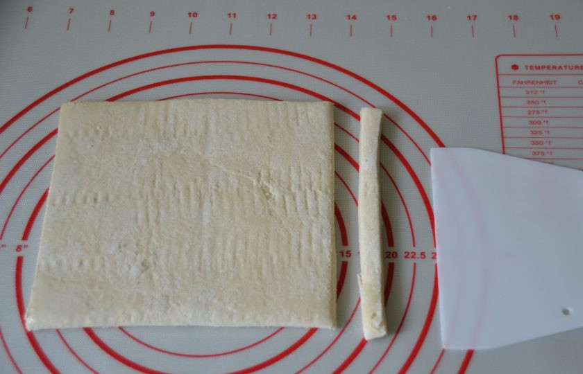 1. Этап. Яблоки в платочках: У пласта теста отрежьте сбоку около сантиметра.