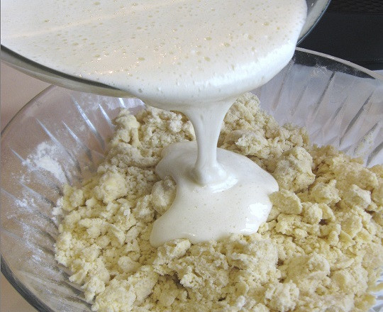 1. Этап. Пирог на маргарине с вареньем: 4. Соединить обе массы и замесить однородное тесто. При необходимости подсыпать еще муки, чтобы тесто не липло к рукам.