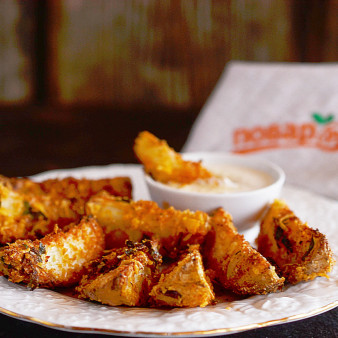 Деревенский картофель под сырным соусом