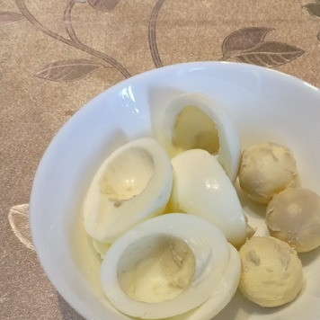 1. Этап. Салат Диана: Яйца разрезать на две части и отделить белки от желтков.