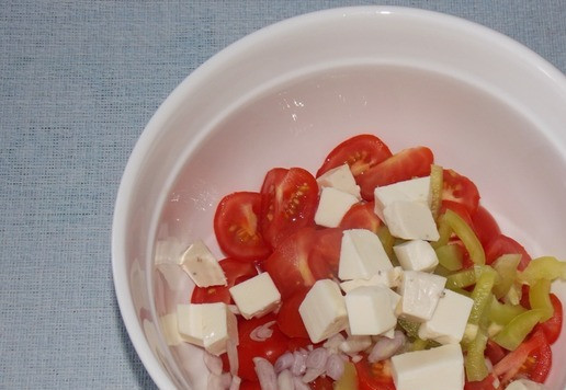 1. Этап. Салат с помидорами черри и сыром: Добавить сыр к овощам.