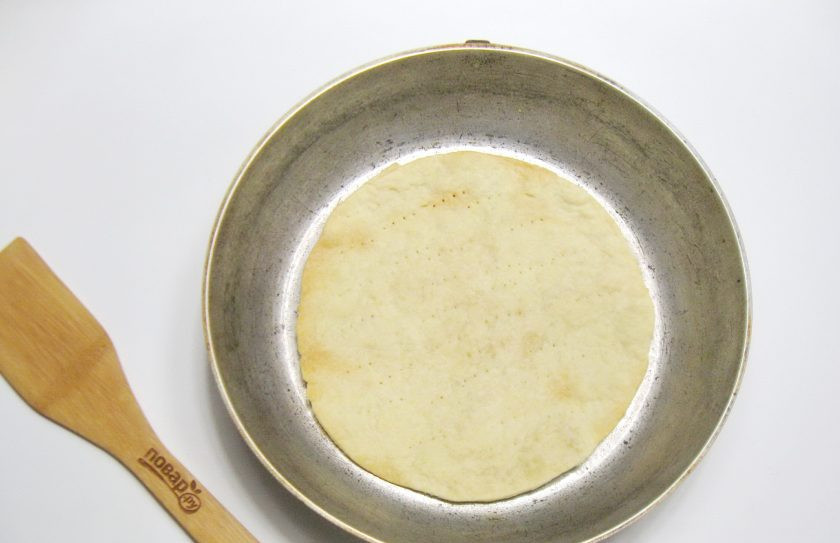 1. Этап. Рубленый торт: Выпекайте корж до золотистого цвета в духовке, разогретой до 180 градусов. Время приготовления зависит от вашей духовки.