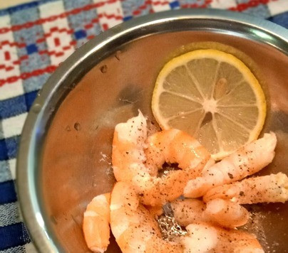 1. Этап. Креветки с перечным соусом: Присолить, поперчить, сбрызнуть соком лимона.