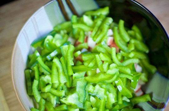 1. Этап. Салат Лакомка: 2. Очистить сладкий перец от семян и хвостика, хорошо промыть и нарезать. Чтобы салат был более красочным, лучше взять зеленый или желтый перец.