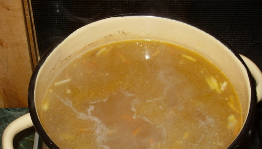 1. Этап. Гороховый суп с грибами: 2. Горох несколько раз промойте и отправьте в кастрюлю. Доведите до кипения, убавьте пламя и оставьте вариться.