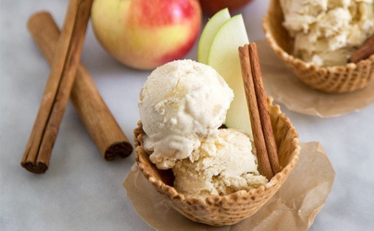 1. Этап. Яблочное мороженое с корицей: 7. Когда оно хорошо застынет, мороженое можно подавать к столу. Для подачи можно использовать пиалы или вафельные корзинки, например. По вкусу можно добавить любимый сироп. Приятного аппетита!