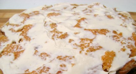 1. Этап. Медовик Зимний: Укладывайте пропитанные коржи друг на друга. На следующий уложите финики с кремом, дальше — курагу и крем, в конце — изюм с маком и кремом. В конце — оставшийся корж, смазанный кремом.