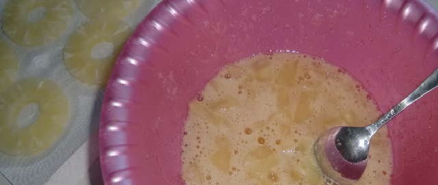 1. Этап. Ананасовый пирог в мультиварке: Часть ананасов режем и добавляем в тесто.