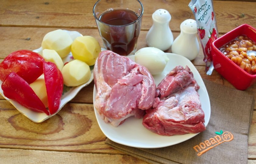 1. Этап. Цыганский острый суп: Для приготовления супа возьмите: говядину, свинину, картофель, лук, красный острый перец, красный болгарский перец, соль, сахар, воду, растительное масло, бекон копченый, специи, репчатый лук, томаты или томатную пасту, вино красное сухое, фасоль в томате.