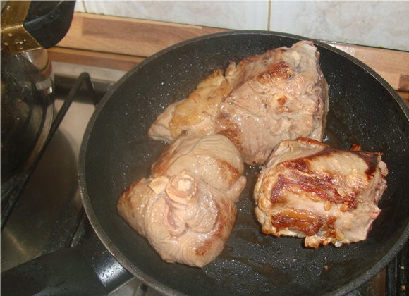 1. Этап. Баранина отварная по-армянски: 1. Мясо нарезаем на куски, и обжарим на растительном масле с двух сторон до появления румяной корочки.