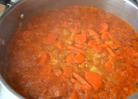 1. Этап. Тушеные овощи с чечевицей: 7. После 30-ти минутного кипения чечевица станет мягкой и набухнет. Перемешайте, посолите и поперчите суп.