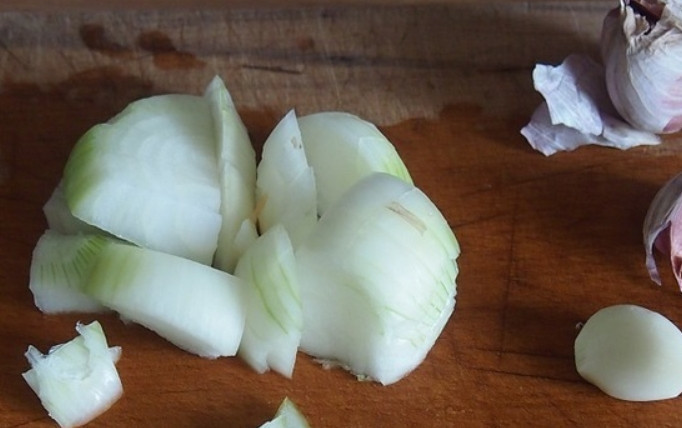 1. Этап. Фасолевый суп с черносливом: Измельчаем лук и чеснок.