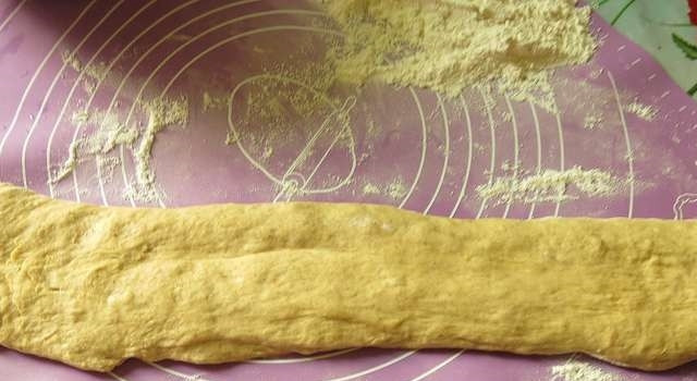 1. Этап. Выпечка из молочной сыворотки: 2. Из теста делаем полоски.