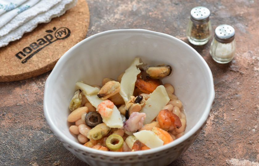 1. Этап. Салат с фасолью и морепродуктами: Следом добавьте к фасоли маринованные морепродукты. По желанию морепродукты можно взять замороженные, отварить несколько минут и добавить в салат.