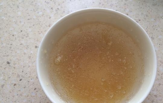 1. Этап. Творожное суфле с желатином: Желатин залейте водой по инструкции на упаковке. Оставьте его набухать.