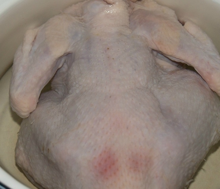 1. Этап. Курица по-татарски: Тушку курицы тщательно промываем и помещаем целиком в кастрюлю, заливаем водой. После закипания варим курицу в подсоленной воде 45 минут до полной готовности. Когда курица остынет, разделяем ее на порционные куски. Бульон не выливаем, он нам потом еще пригодится.