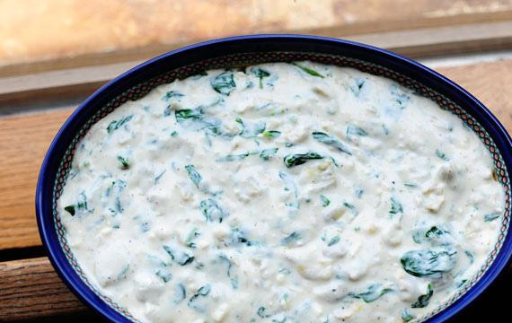 1. Этап. Сырный соус с артишоками и шпинатом: 7. Нарезать артишоки и шпинат, добавить в соус. Перемешать до однородности. Вылить соус в смазанную маслом форму для выпечки.