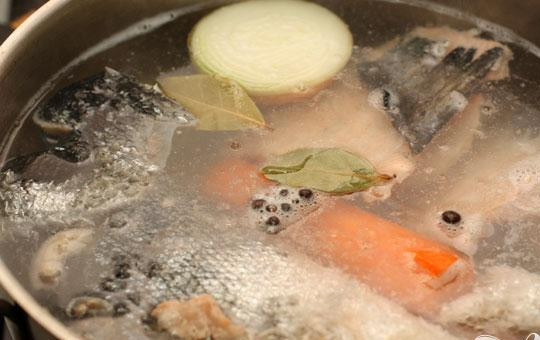 1. Этап. Рыбная солянка с семгой: 2. Рыбу заливаем холодной водой и на большом огне доводим до кипения. Постоянно и тщательно снимаем пену. Затем в бульон добавляем очищенных овощей и специй. Огонь уменьшаем и примерно один час варим еще.