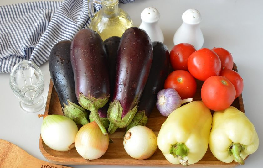 1. Этап. Икра баклажанная на зиму: Подготовьте ингредиенты для икры, простерилизуйте банки и крышки. У меня получилось 3 полных баночки по 0.5 литра, и еще немного на пробу. Приступим!