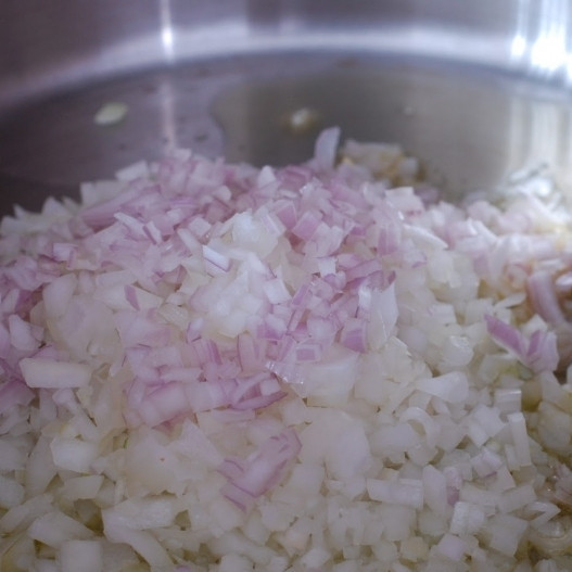 1. Этап. Ризотто с маскарпоне: В жаровне разогреваем оливковое масло, бросаем в него мелко нарезанный лук (репчатый и шалот).