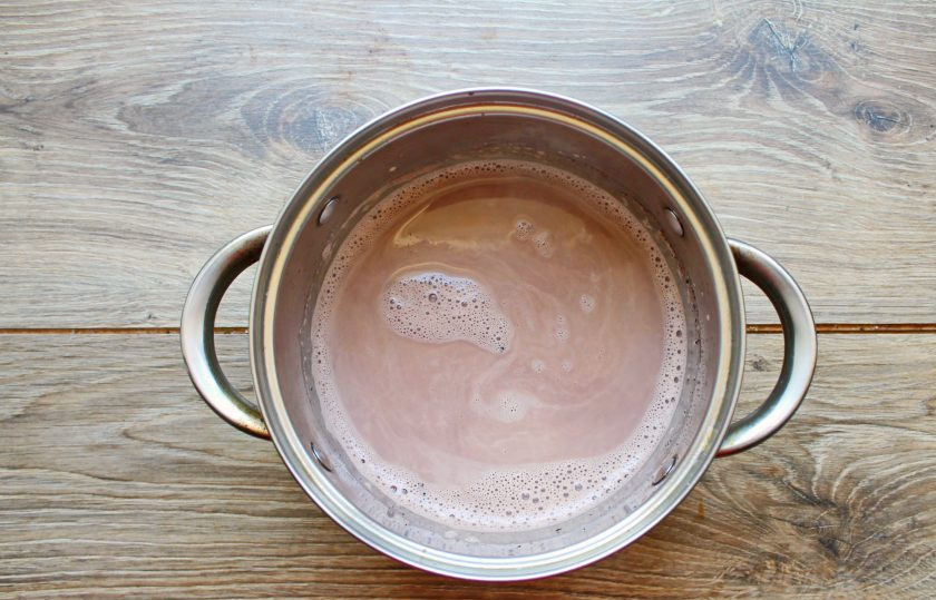 1. Этап. Какао-флип: Сливки нагрейте и влейте в какао, перемешайте, доведите до кипения и снимите.