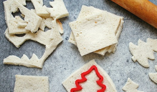 1. Этап. Горячие бутерброды Ёлочки: У тостового, белого хлеба срежьте корки и немного раскатайте скалкой. Формочкой вырежьте елочки. На каждый бутерброд нам понадобится две заготовки.