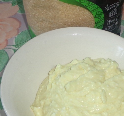 1. Stage. Eclairs with cottage cheese and custard: The cottage cheese custard is ready.