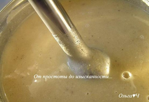 1. Этап. Гороховый суп-пюре с сайрой: Суп измельчите с помощью блендера. Досолите по вкусу.