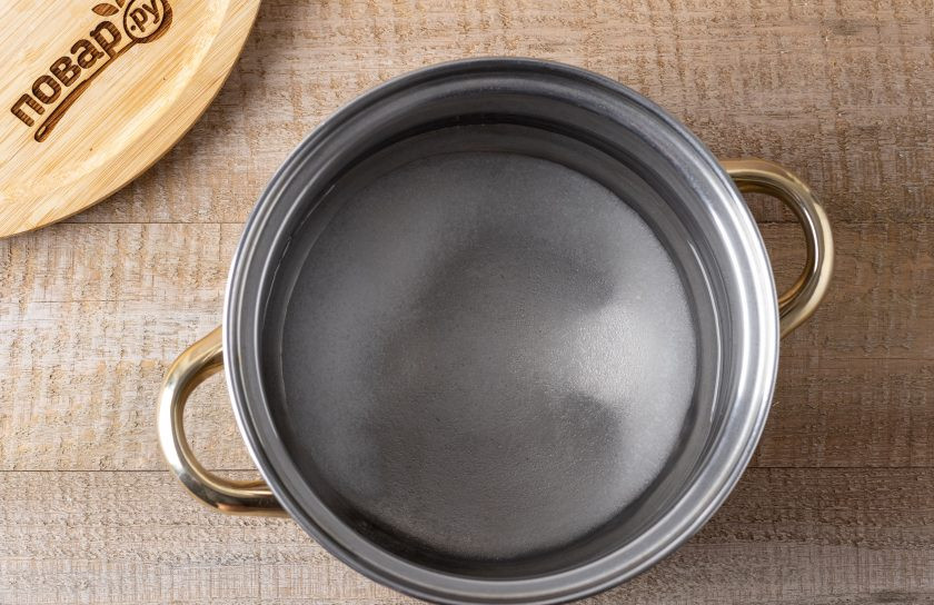 1. Этап. Салат «Лето в банке»: Для маринада вскипятите воду с сахаром и солью. Влейте уксус.