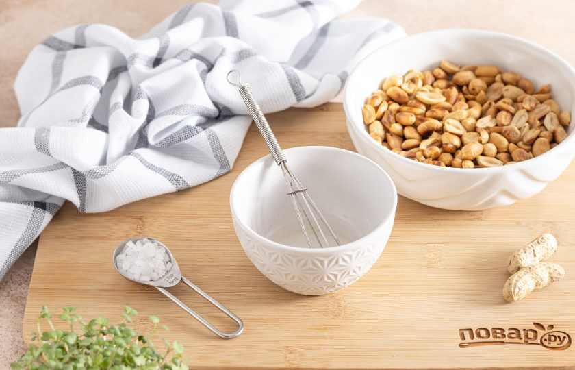 1. Этап. Арахис с солью на сковороде: В горячей воде растворите соль.