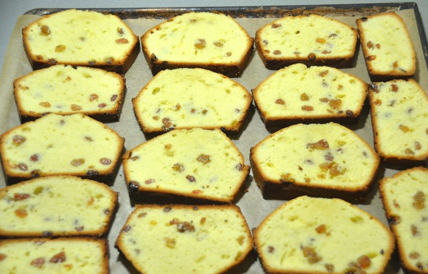 1. Этап. Московские хлебцы: Выложите ломтики бисквита на лист для выпечки, выпекайте еще раз при температуре 180 градусов 15 минут.