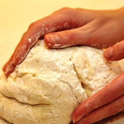 1. Этап. Пирожки со шпиком: Выкладываем тесто на присыпанную мукой рабочую поверхность, формируем из него шар.