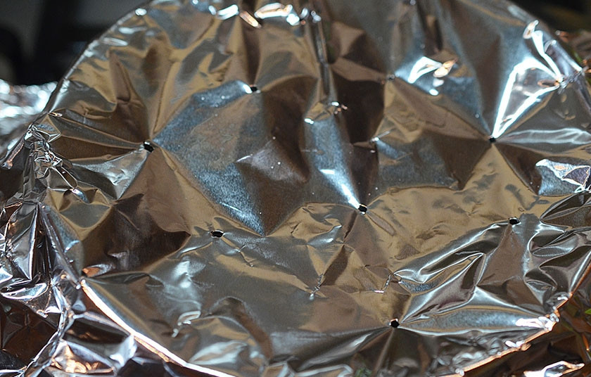 1. Этап. Рагу по-японски Никудзяга: Когда вода закипит, накройте плотно фольгой. Сделайте в ней несколько проколов для выхода пара.