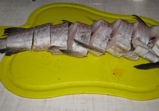 1. Этап. Минтай жареный с луком: 1. Рецепт приготовления минтая жаренного с луком довольно прост и под силу даже новичкам на кухне. Для начала необходимо вымыть, очистить от внутренностей и нарезать порционными кусочками рыбу. Посолить ее по вкусу и добавить любимые специи для рыбы или сушенные травы.