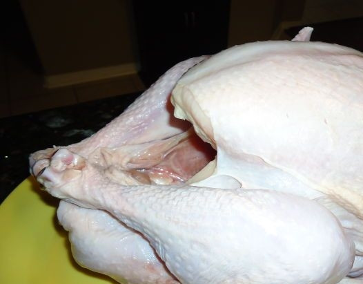 1. Этап. Индейка в рукаве для запекания: Индейку тщательно моем и снаружи, и внутри. Удаляем оставшиеся перья, если они есть.