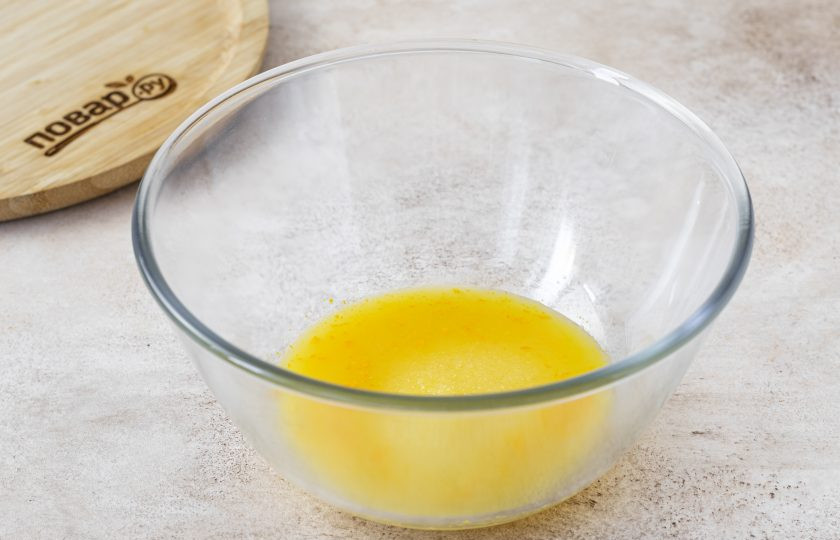 1. Этап. Постное печенье Курабье: Снимите с половины апельсина цедру и выжмите из него сок. Потребуется 60 грамм сока. Смешайте сок, цедру и сахар.