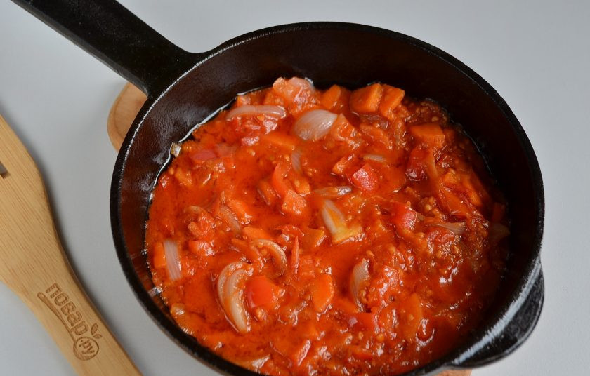 1. Этап. Наваристый суп с фрикадельками и овощами: Когда овощи будут почти готовы, добавьте томатную пасту и томаты в собственном соку, предварительно снимите с них кожуру (если она есть).