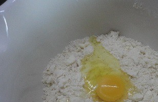 1. Этап. Пирог с грибами и сыром: Перетереть руками в масляную крошку. Добавить яйцо и холодную воду. Замесить тесто и убрать в холодильник на 1 час.