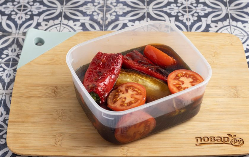 1. Этап. Маринованные овощи по-японски: Залейте овощи маринадом, аккуратно перемешайте и уберите в холодильник минимум на 1 час. Но лучше оставить на 5-6 часов, чтобы овощи хорошенько пропитались заправкой.