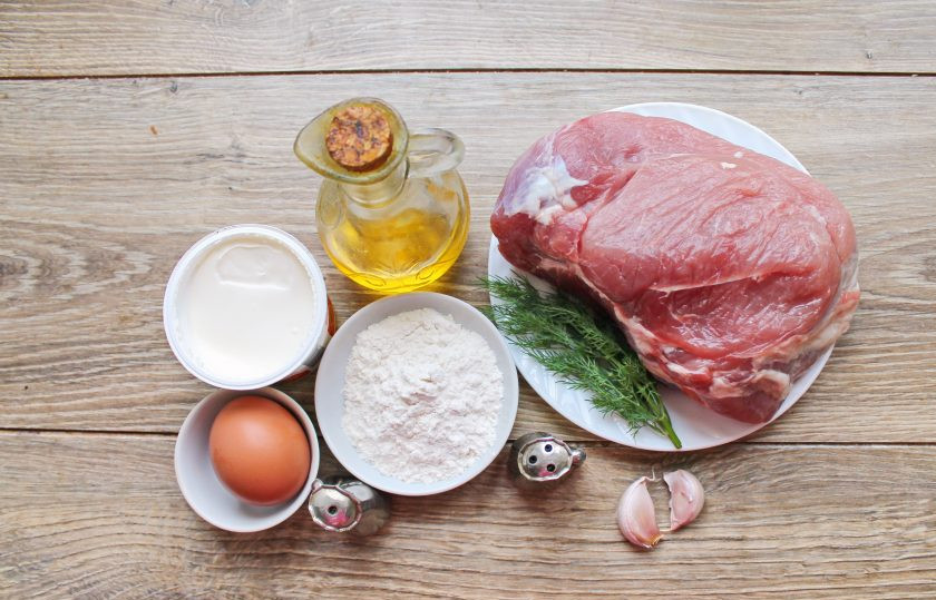 1. Этап. Свинина в льезоне: Подготовьте все необходимые ингредиенты.