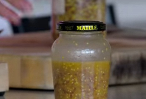 1. Этап. Баранина со стручковой фасолью и яйцами: Для соуса смешайте горчицу, красное вино и оливковое масло.