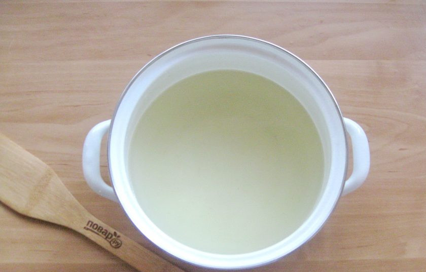 1. Этап. Солянка Советская: В кастрюлю налейте бульон.