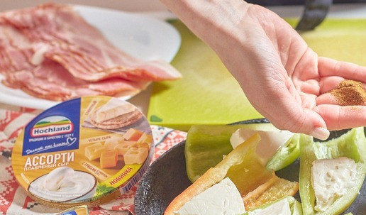 1. Этап. Фаршированные перчики: Посыпать копченой паприкой.