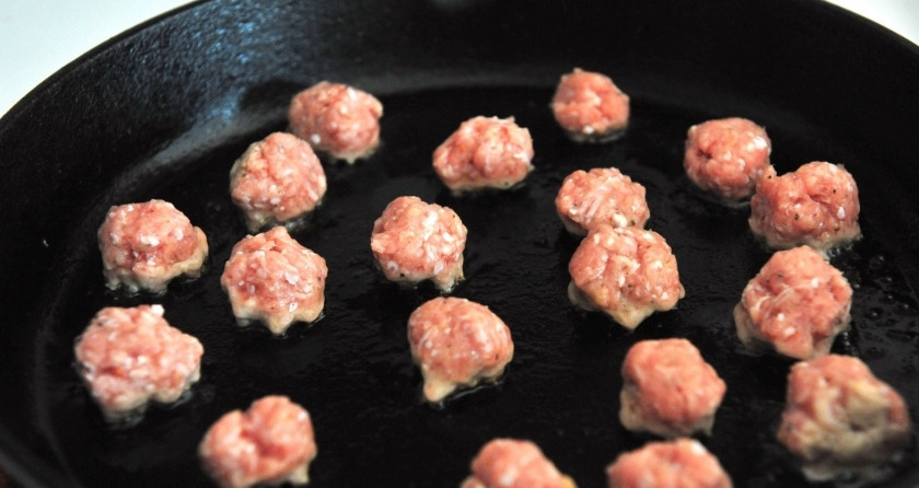 1. Этап. Фрикадельки из фарша индейки: Следите, чтобы фрикадельки из фарша индейки не подгорели.