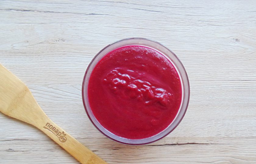 1. Этап. Свекольный кетчуп на зиму: Свекольный кетчуп готов. Если вы хотите запастись им на зиму, горячий кетчуп выложите в стерилизованную банку, закатайте крышкой, переверните верх дном и укутайте в одеяло на сутки. После храните в прохладном месте.