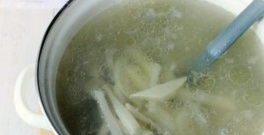 1. Этап. Суп из куриных желудков: Кладем в кастрюлю картофель и доводим до кипения. Огонь убавляем и варим еще 10 минут.