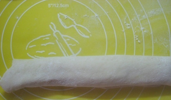 1. Этап. Булочки облитые халвой: Сверните тесто в рулет. Потом подогните концы к центру.