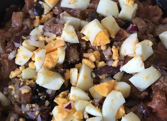 1. Этап. Рецепт кукурузного пирога: 2. После добавьте изюм (если любите сладковатые нотки), чеснок, маслины, яйца, соль и перец. Перемешайте, снимите с огня и остудите.