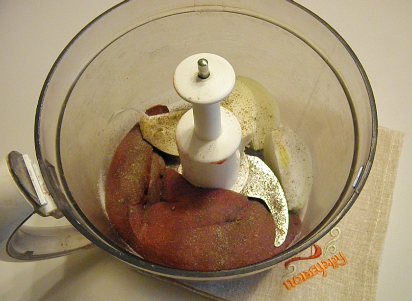 1. Этап. Печеночные оладьи: Печень с луком перекрутите в мясорубке или с помощью блендера. Добавьте соль и специи.